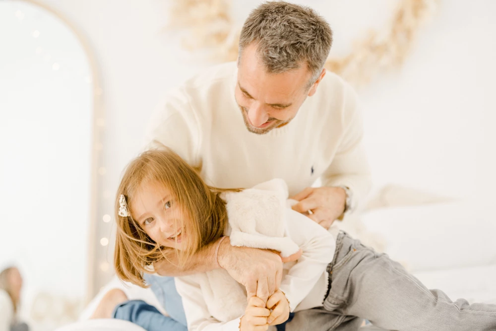 bonheur main enfant amour jouer avec les enfants